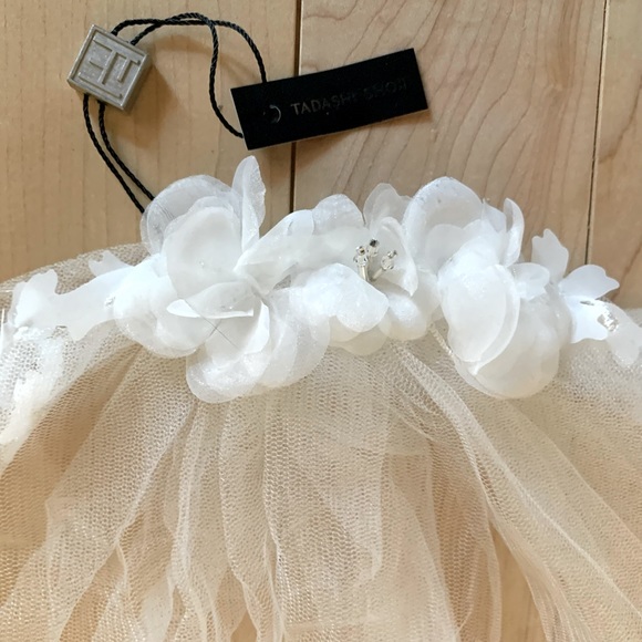 Wedding Veil White Mesh Vail with Pretty Floral Applique. 40” long. NWT main image 5